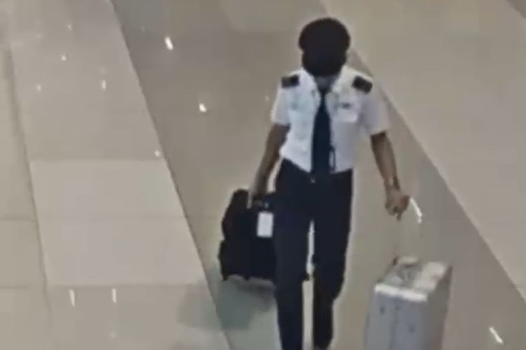 Petugas mengamankan barang bukti narkotika dari pilot asal Malaysia yang ditangkap di Bandara Soekarno-Hatta.