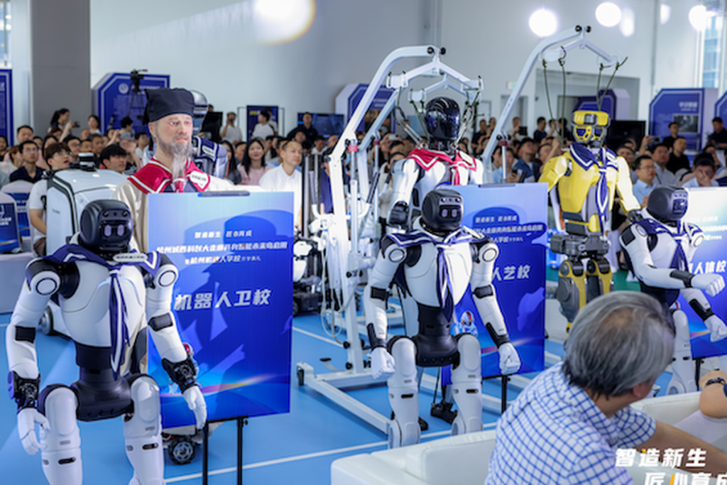Robot humanoid mengikuti pelatihan di sekolah robot khusus di China.