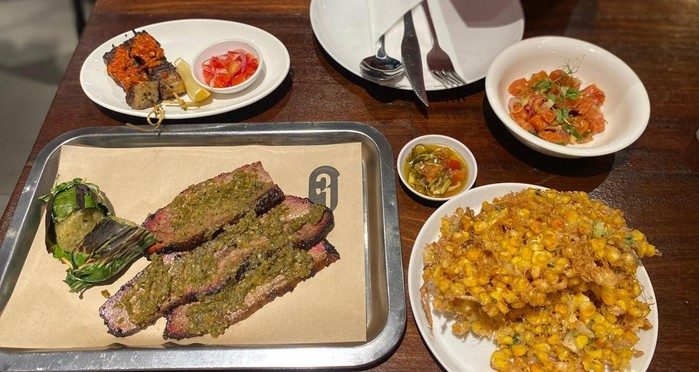 Hidangan kolaborasi LC Smokehouse dan Mata Karanjang berupa wagyu brisket asap dengan sambal khas Manado dan nasi jaha.