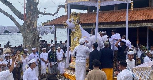 Prosesi pelebon Ida Pandita Mpu Acharya Nanda melalui upacara kremasi Bumi Suda di Graha Yadnya Krematorium Tyaga Margananda Karangasem Bali.