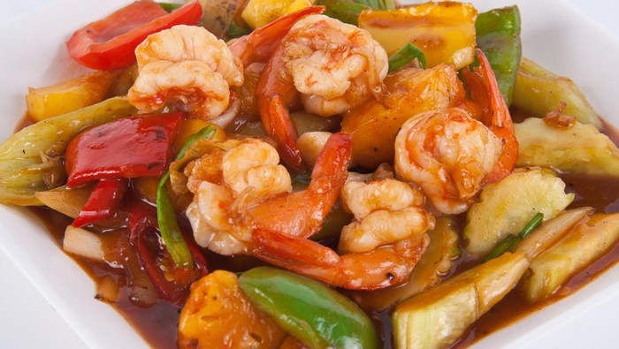 Udang asam manis dengan saus merah gurih disajikan bersama nasi hangat