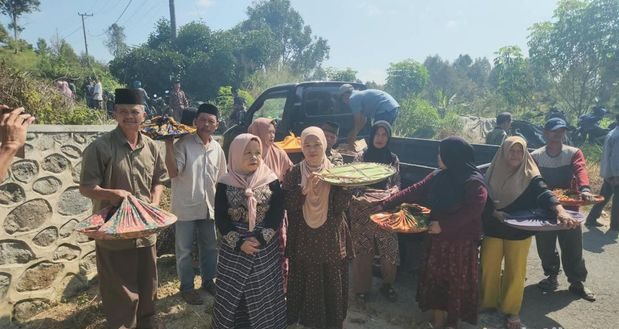 Warga mengikuti Tradisi Mappaende usai musim panen di Kecamatan Bulo, Polewali Mandar, Sulawesi Barat.