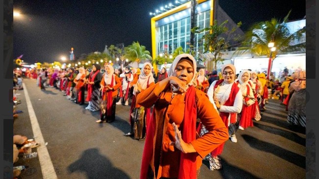 Ribuan warga menampilkan Tari Beksan Parisuko dalam Madiun Menari 2026 di Jalan Pahlawan Kota Madiun.