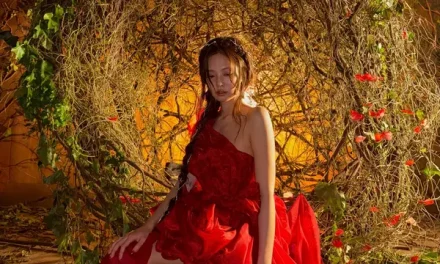 Fashion Jennie BLACKPINK di Fallen Angel, Padukan Gaya Gothic dan Fantasi