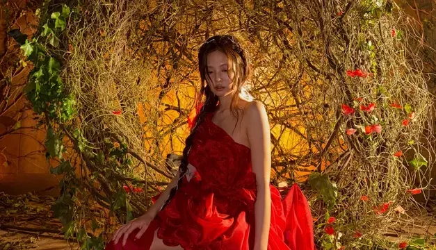 Fashion Jennie BLACKPINK di Fallen Angel, Padukan Gaya Gothic dan Fantasi
